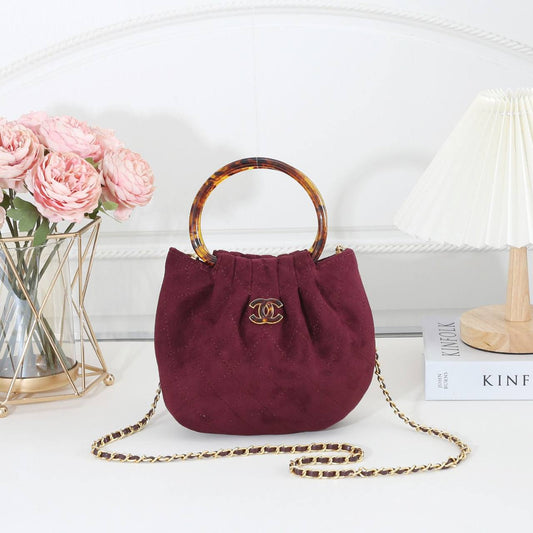Chanel 
Best quality 

with box’s 
🎁🎁🎁

95 dhs✅
size 20cm

Zain290
♥️♥️♥️