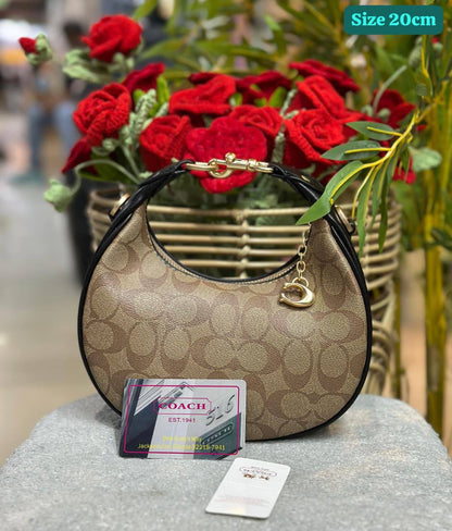 Coach
Good quality 

with box 
🎁🎁🎁

95 dhs💓

Zain186
♥️♥️♥️