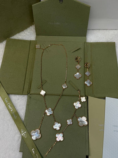 Vancleef Set
with normal box 🎁
320 dhs🪙🌨️

with original box 
🎁🎁🎁
400 dhs🪙🌨️

Zain209
♥️♥️♥️