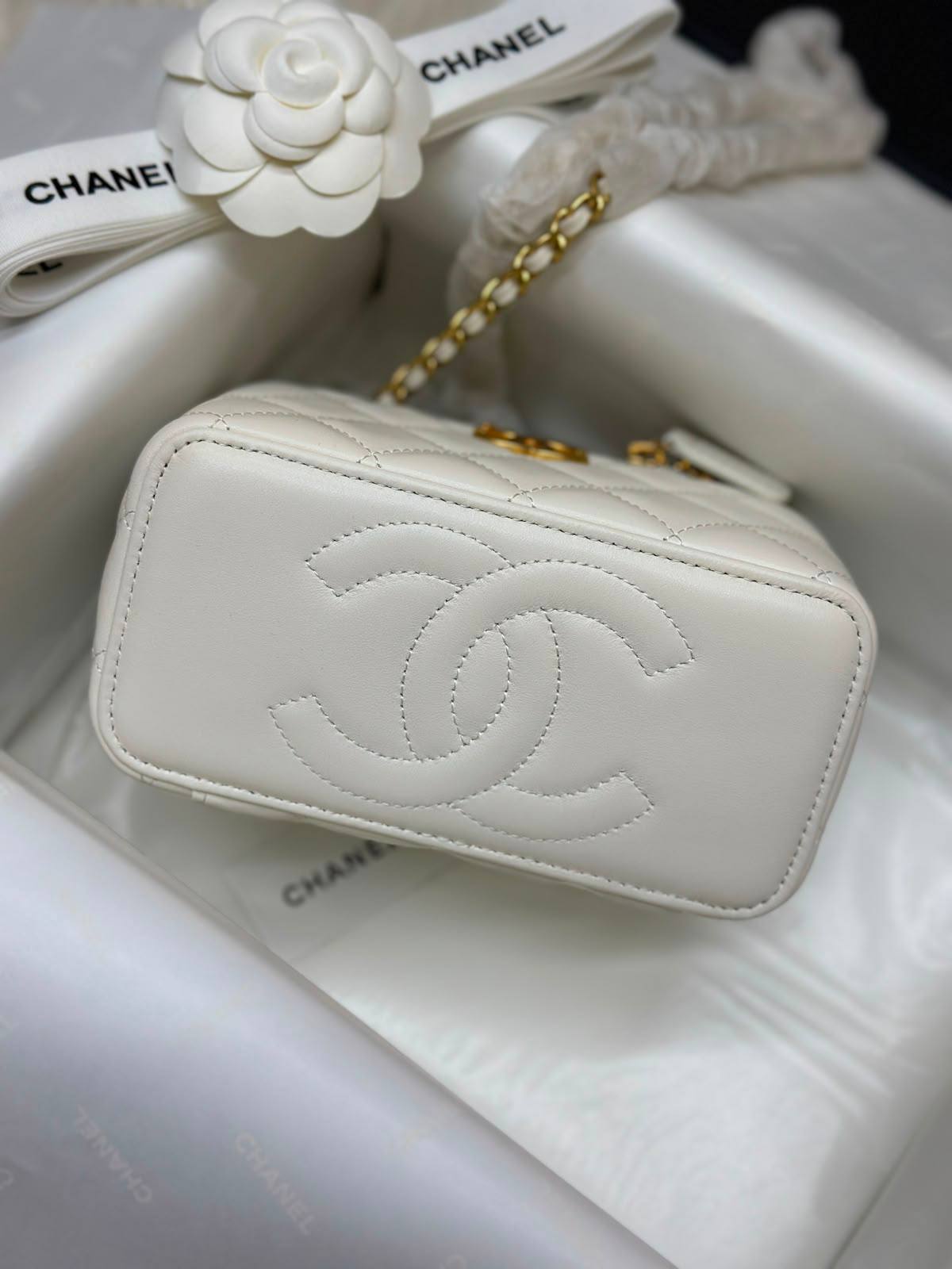 white Chanel quilted vanity bag features gold-tone hardware and a chain strap💯💯 
Original Quality 💯💯
For Price 👇 WhatsApp✅
0568585901 
0507557372
0552275751 Owner Zain 👌

Zain71
♥️♥️♥️