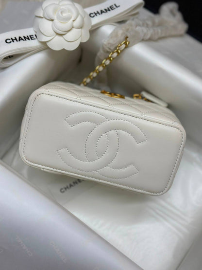 white Chanel quilted vanity bag features gold-tone hardware and a chain strap💯💯 
Original Quality 💯💯
For Price 👇 WhatsApp✅
0568585901 
0507557372
0552275751 Owner Zain 👌

Zain71
♥️♥️♥️