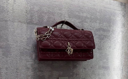 Dior
100 dhs✅
Good-quality 

Zain35
♥️♥️♥️