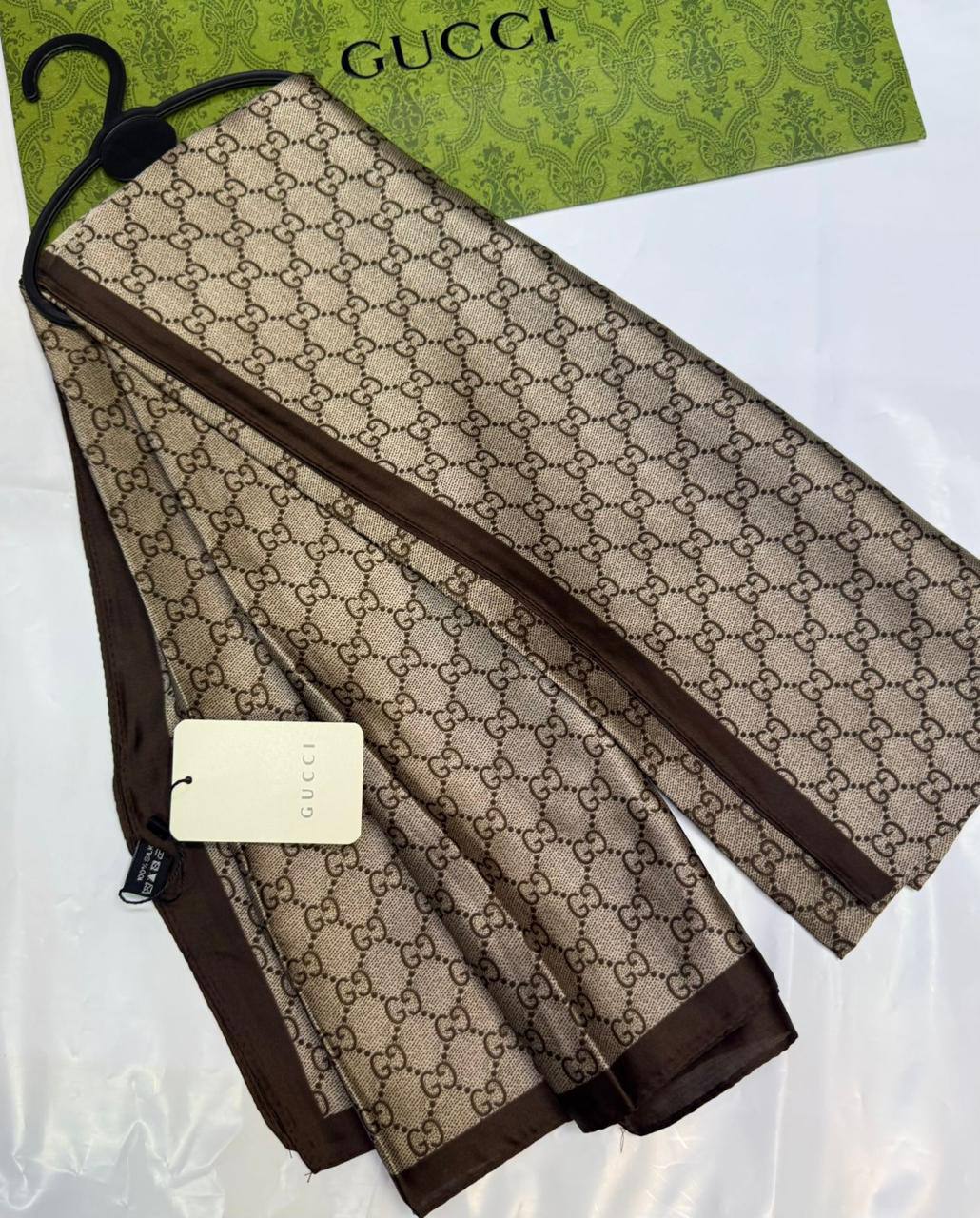 LV - Gucci
Silk scarf 
40 dhs✅
55 dhs✅ 

with box🎁🎁🎁

Zain93
♥️♥️♥️