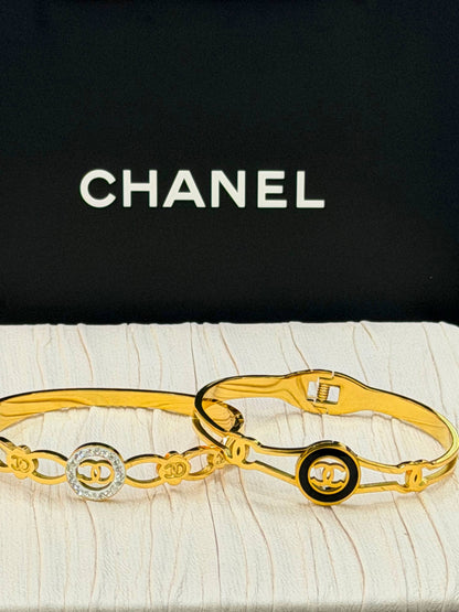 Bangle 🦋 

Stainless Steel 💯

With black boxes 
20 dhs🇦🇪🇦🇪

With brand boxes
30 dhs🇦🇪🇦🇪

Zain216
♥️♥️♥️