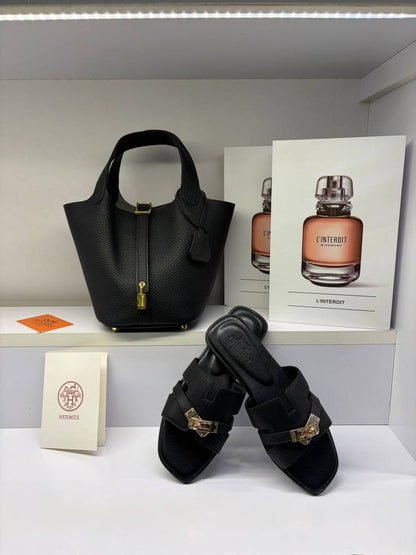 Hermes Bag + Slipper
160 dhs✅
Size 36…..41 
Size bag,15*20*19cm

Zain161
♥️♥️♥️