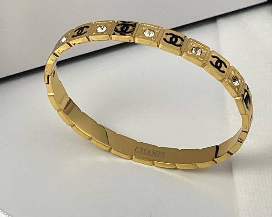 Bangle 🌊*
Stainless steel 💯
Non tarnish 💥
With black boxes 🗃️ 
20 dhs🪙🌨️
With normal boxes 📦 
And paper bag 🛍️
30 dhs🪙🌨️

Zain216
♥️♥️♥️