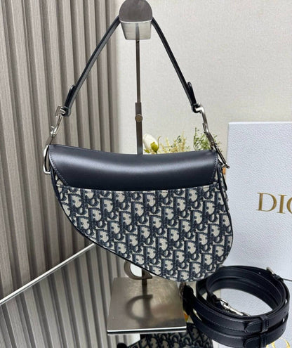DIOR 
 HIGH QUALITY 
WITH BOX 
🎁🎁🎁

120 dhs✅

Zain295
♥️♥️♥️