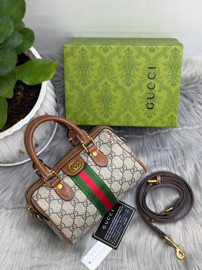 GUCCI
SIZE  ………19CM 🥰
90 dhs💓

with BOX😊
🎁🎁🎁

Zain244
♥️♥️♥️