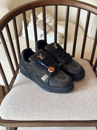 LV
AAA quality
size: 40 to 46
630 dhs🇦🇪🇦🇪

Zain185
♥️♥️♥️
