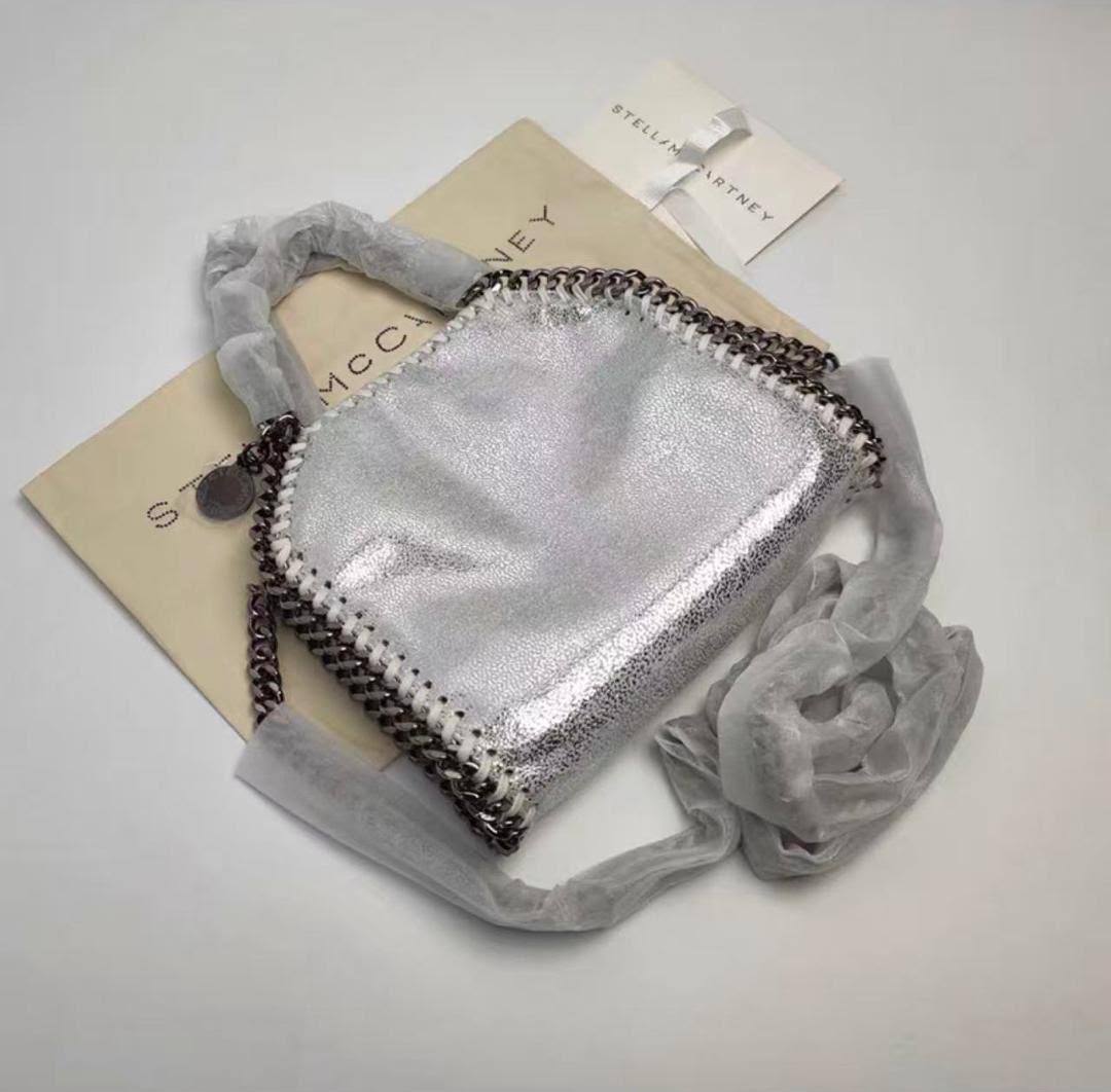 Stella McCartney
110 dhs🇦🇪🇦🇪
size 19×19×3cm
With box

Zain42
♥️♥️♥️