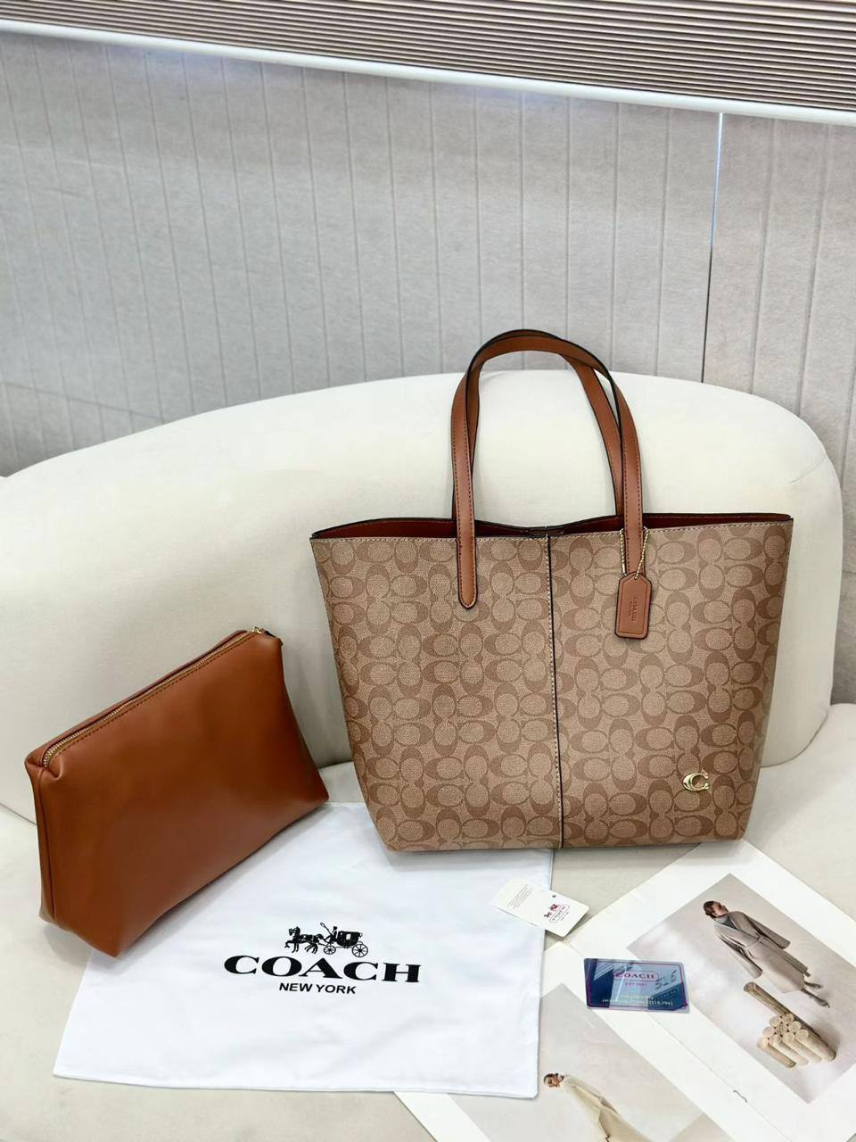 💞 Coach tote 2 in 1
1⃣️ First quality 
Size: 32 * 30 * 15 cm
90 dhs💚

Zain115
♥️♥️♥️
