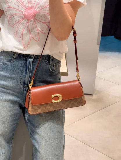 COACH 
 GOOD QUALITY
 WITH BOX 
90 dhs💓
Size:25cm

Zain39
♥️♥️♥️
