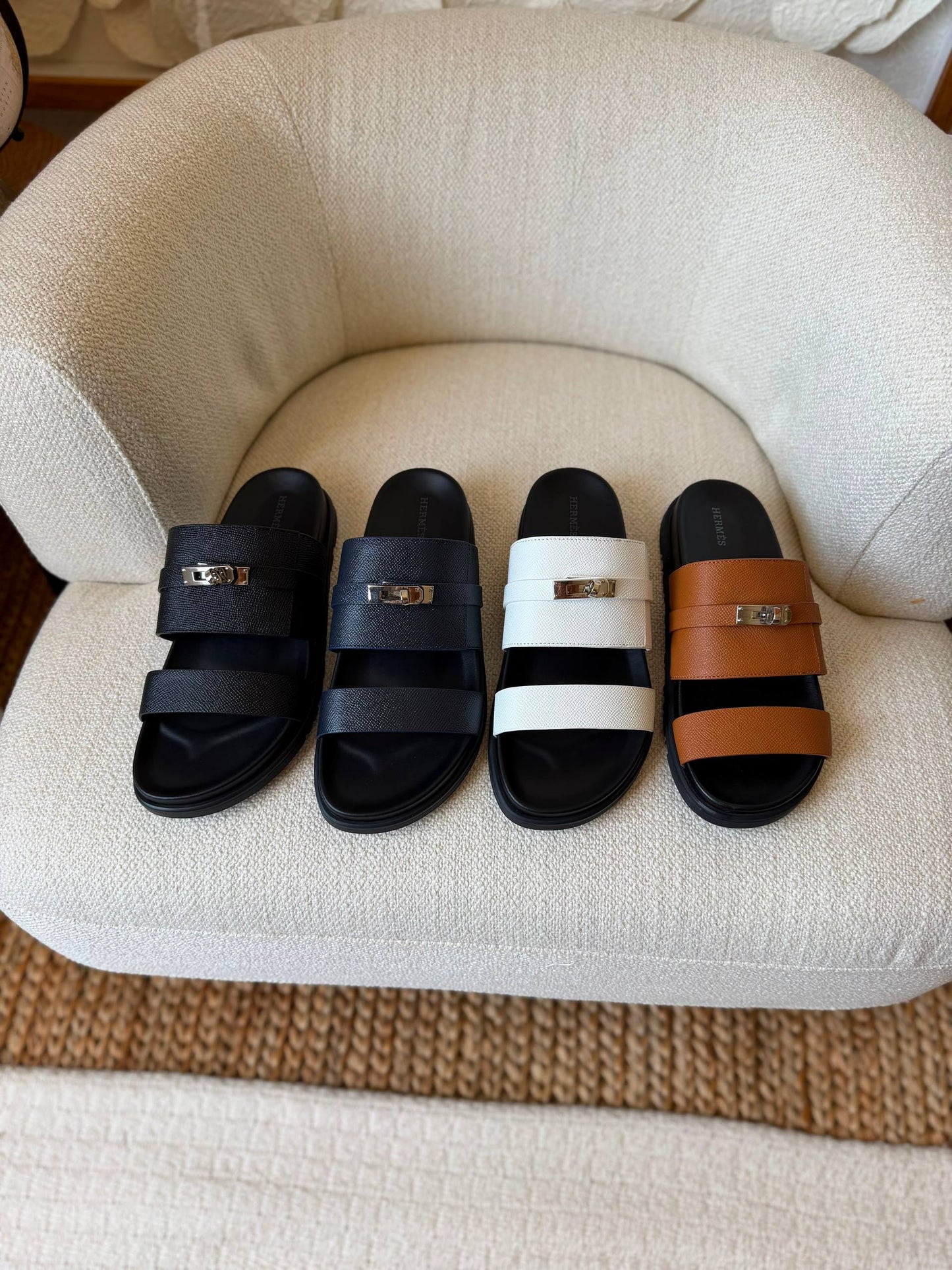 HERMES SLIPPERS
*AAA QUALITY*
*size: 40 to 47*
450 dhs✅

Zain185
♥️♥️♥️