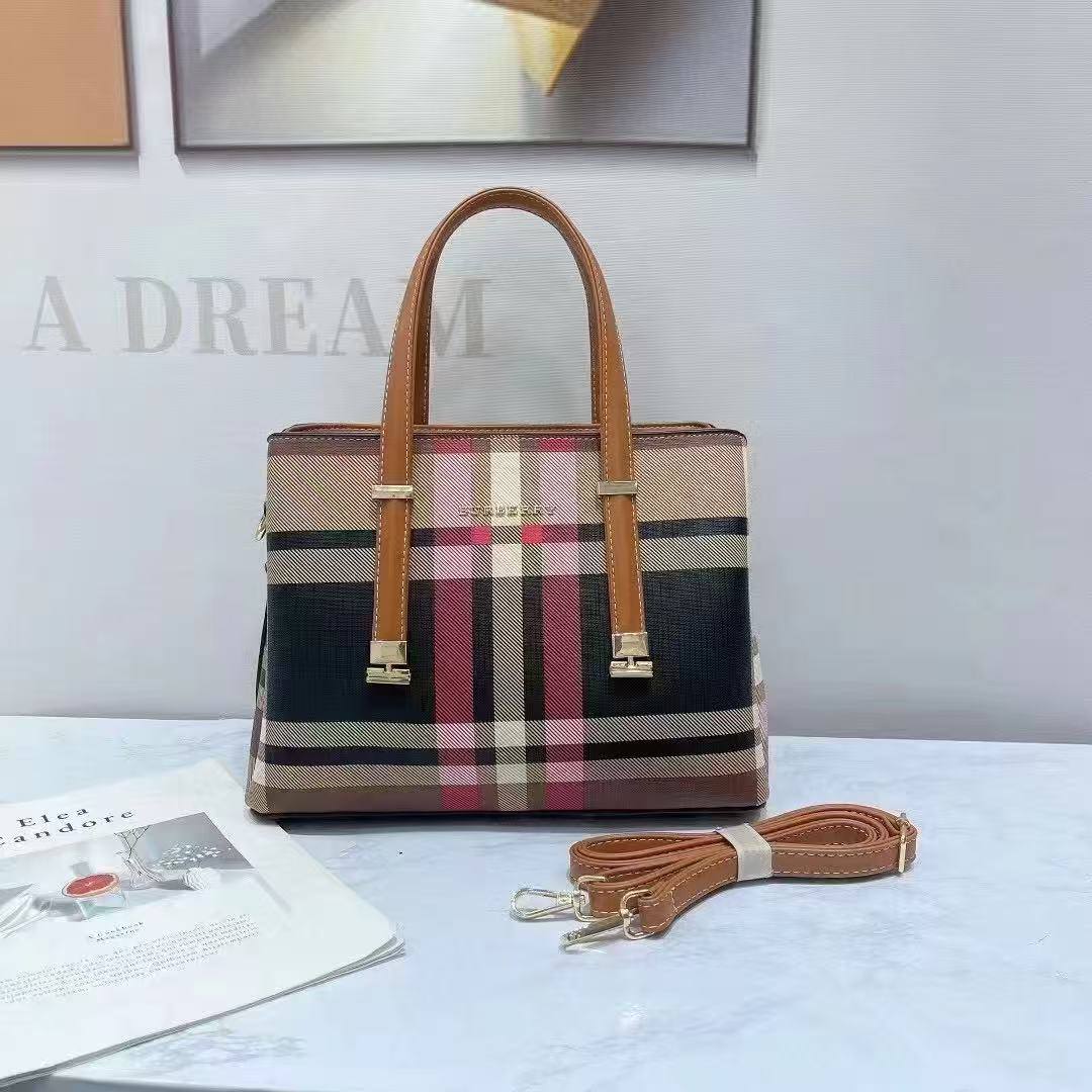 Burberry
good quality
110 dhs🇦🇪

Zain278
♥️♥️♥️