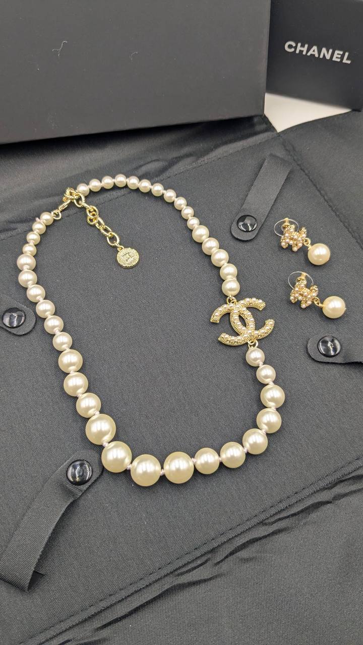 CHANEL
*Master Quality* 
*Necklace & Earrings*
180 dhs💓 with Normal Box 🎁
230 dhs💓 with Good Box 🎁
250 dhs💓 with Master Box 🎁

Zain210
♥️♥️♥️