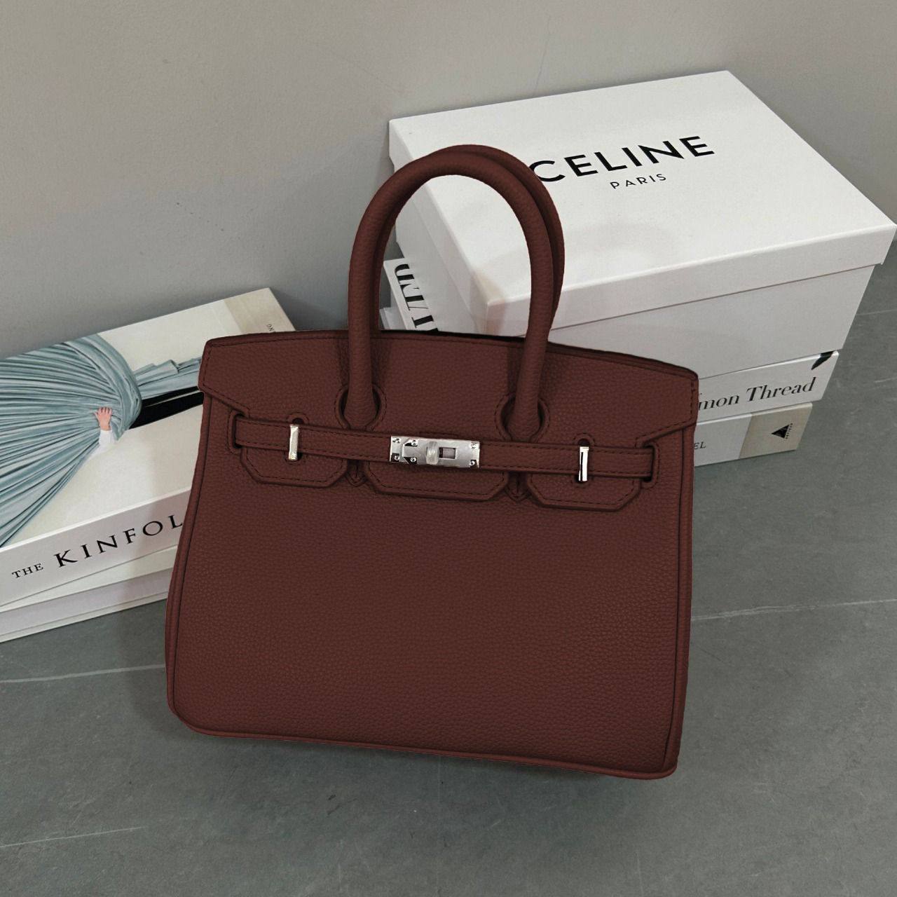 Hermes 
Best quality with box’s 
130 dhs✅
Size 25 cm

Zain290
♥️♥️♥️