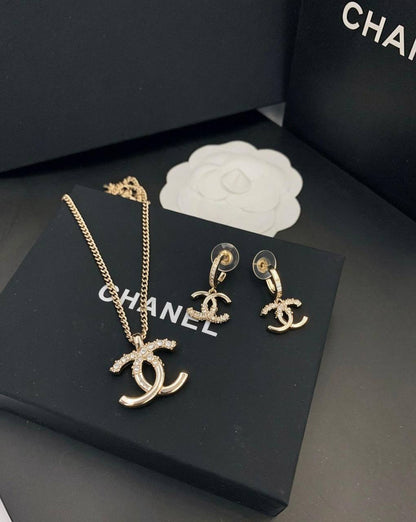 CHANEL SET
MASTER💫✨
95 DHS✅
NECKLACE EARRINGS
WITH BOX AND PAPER BAG🛍️🎁

Zain89
♥️♥️♥️