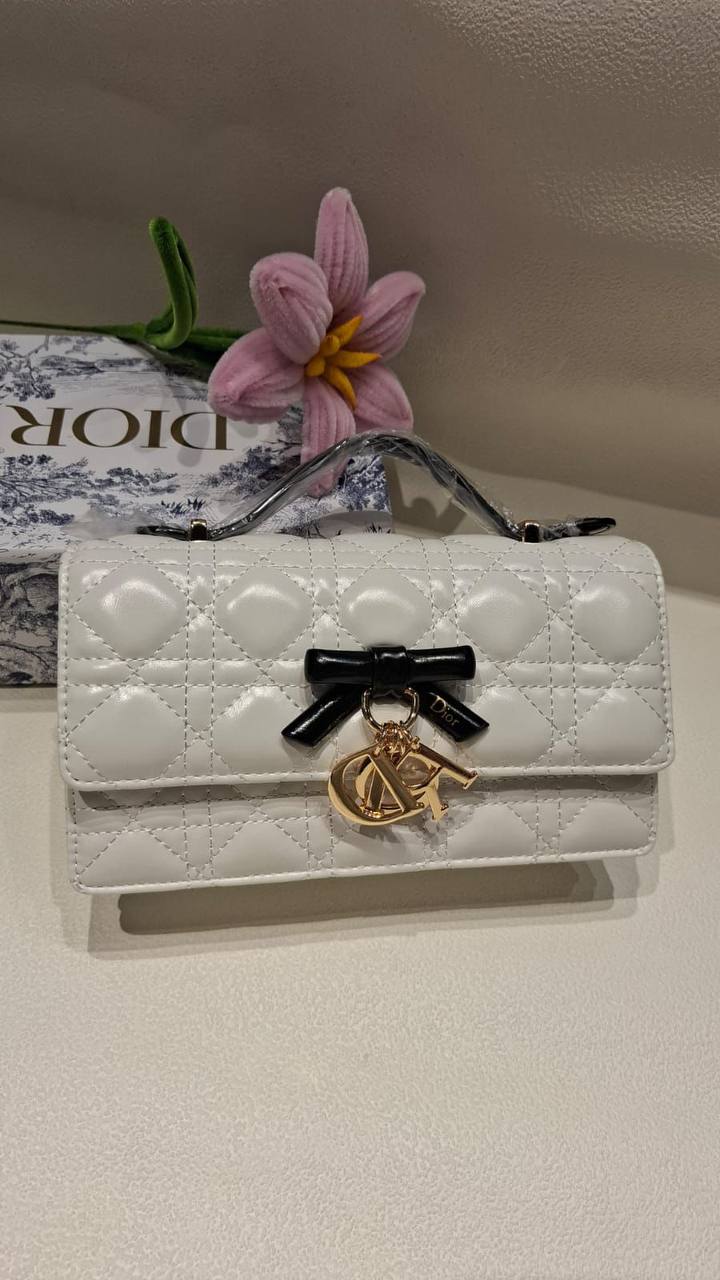 DIOR 
22cm 

box
🎁🎁🎁

120 dhs✅

Zain44
♥️♥️♥️
