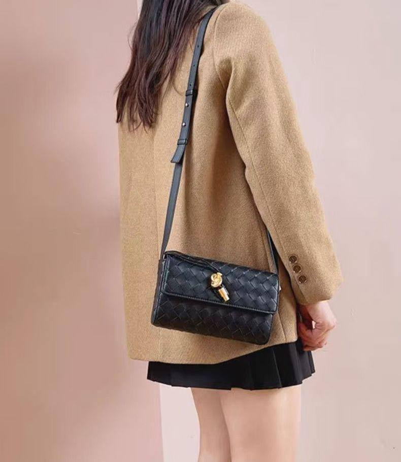 Bottega Veneta
1️⃣ First quality + 🎁
Size : 31 ~ 21 cm
100 dhs✅
with box 🎁

Zain115
♥️♥️♥️