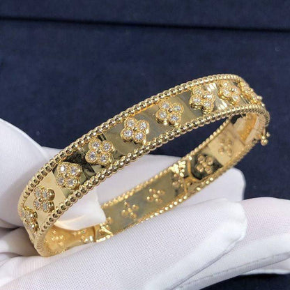 VCA Bangle 💐
Medium size 
Master Quality 💕

*95* AED normal box 📦 
*120* AED Master box 🗃️

Zain48
♥️♥️♥️