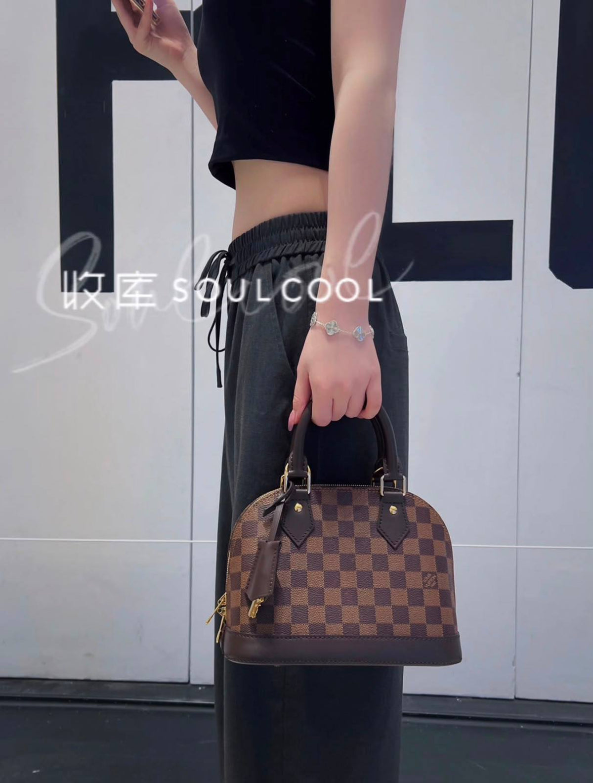 LOUIS VUITTON 
ALMA 

NEW CAME 

GOOD QUALITY 
WITH BOX 

115 dhs🇦🇪

SIZE: 26 cm

Zain295
Zain17
♥️♥️♥️