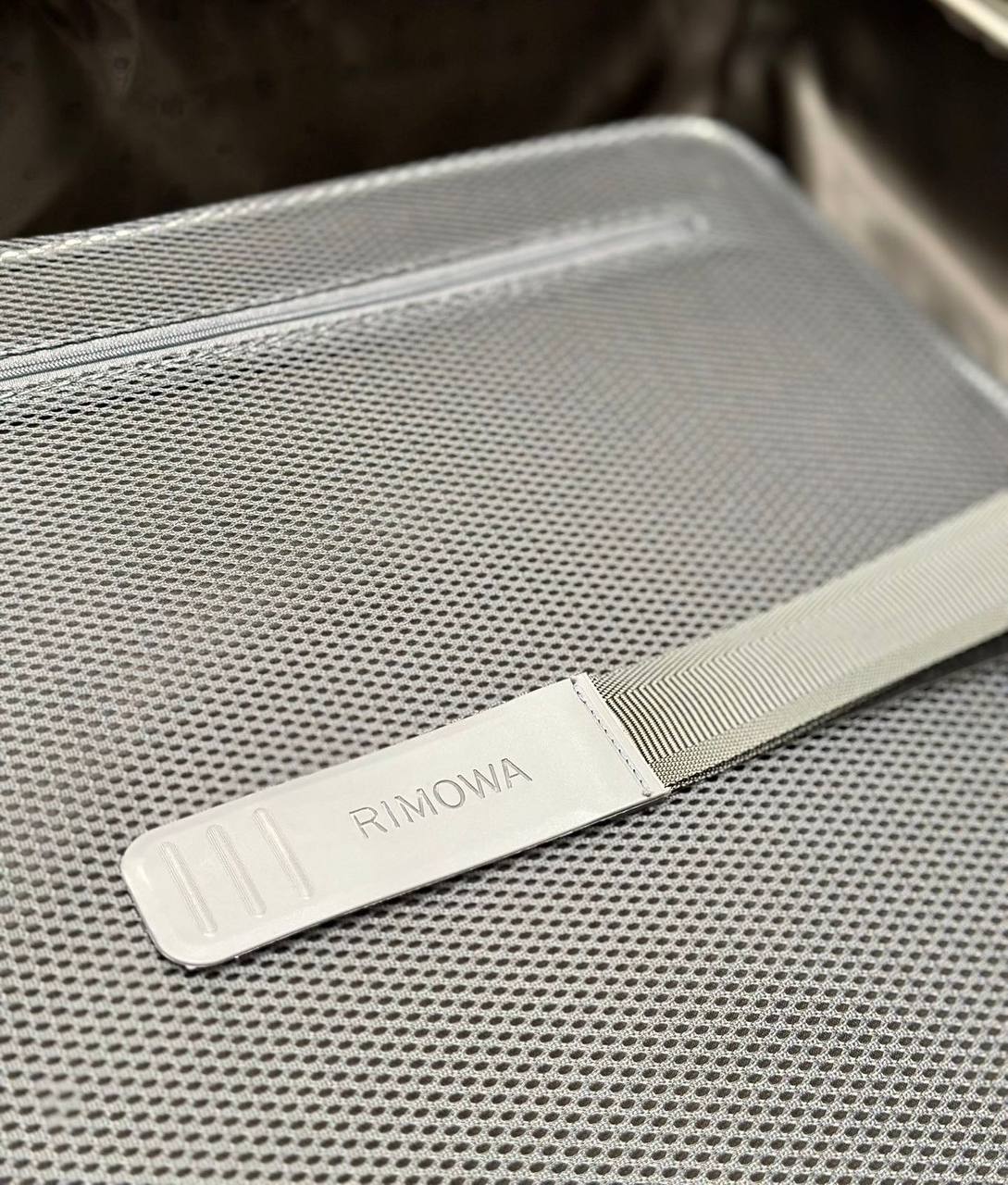RIMOWA 
NEW CAME 
MASTER QUALITY 
BIG SIZE  100  DHS……🇦🇪
MEDUIM SIZE  850  DHS……🇦🇪
SMALL SIZE  750  DHS……🇦🇪

Zain39
♥️♥️♥️