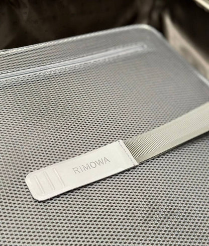 RIMOWA 
NEW CAME 
MASTER QUALITY 
BIG SIZE  100  DHS……🇦🇪
MEDUIM SIZE  850  DHS……🇦🇪
SMALL SIZE  750  DHS……🇦🇪

Zain39
♥️♥️♥️