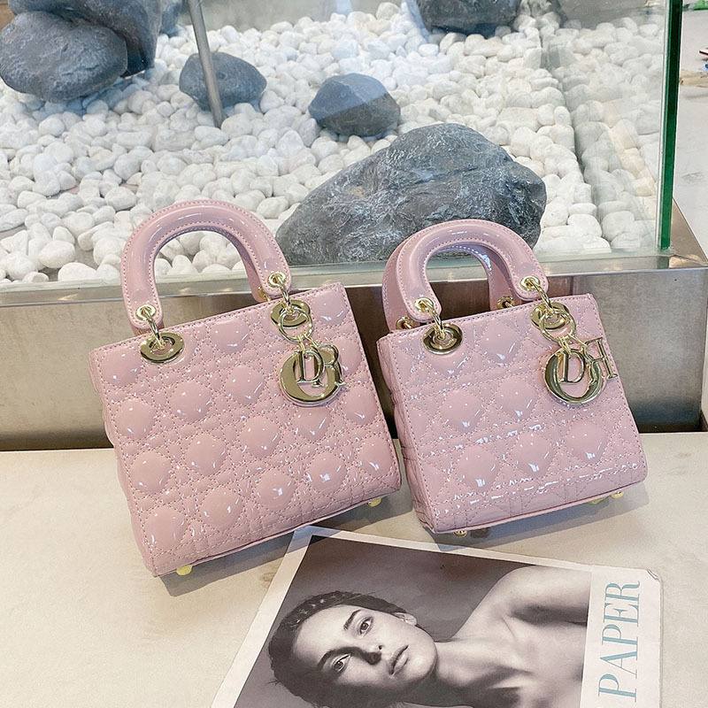 DIOR
Best quality 

with box
110 dhs💓
size 17CM

Zain290
♥️♥️♥️