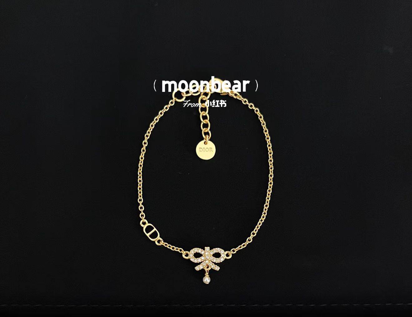 Dior ❤️‍🔥*
Bracelet 🐦‍🔥
Master quality 💯
With normal boxes 📦 
50 dhs🌺
With master box 🗃️ 
60 dhs🌺

Zain216
♥️♥️♥️