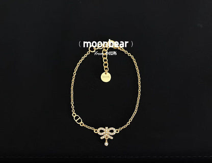 Dior ❤️‍🔥*
Bracelet 🐦‍🔥
Master quality 💯
With normal boxes 📦 
50 dhs🌺
With master box 🗃️ 
60 dhs🌺

Zain216
♥️♥️♥️