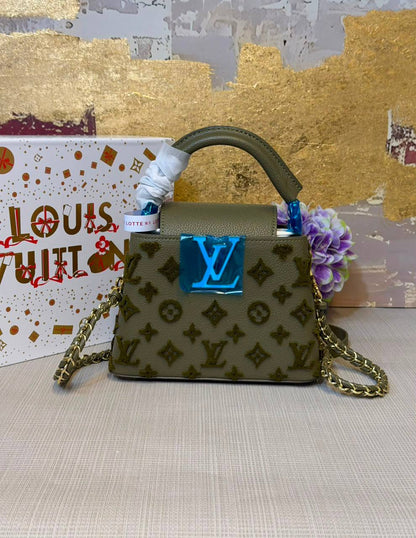 LV
Master
330 dhs🇦🇪🇦🇪
Size 21cm

Zain175
♥️♥️♥️