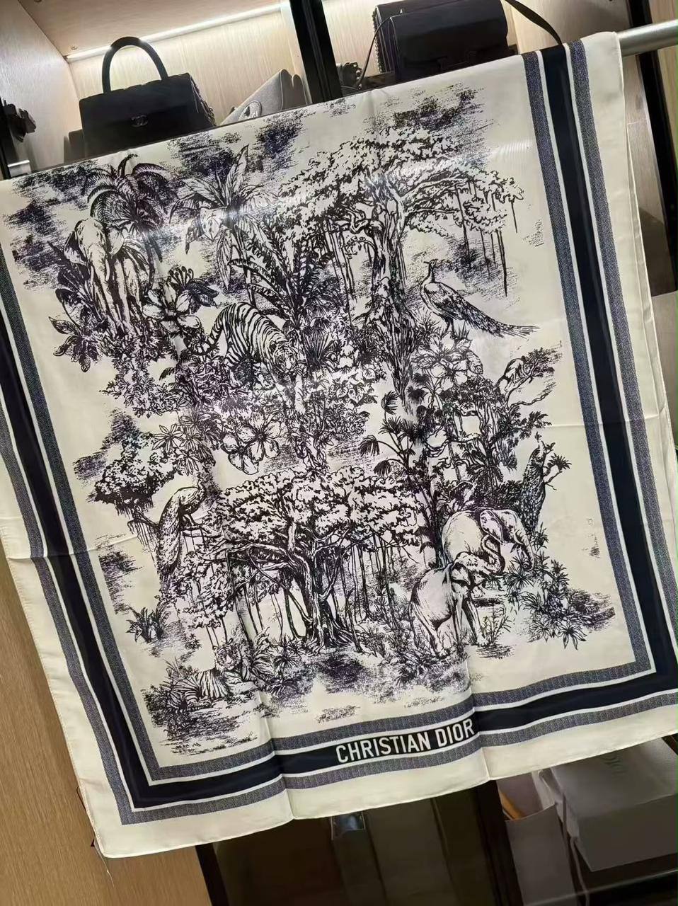 Silk scarf 
40 dhs🇦🇪🇦🇪

Zain93
♥️♥️♥️
