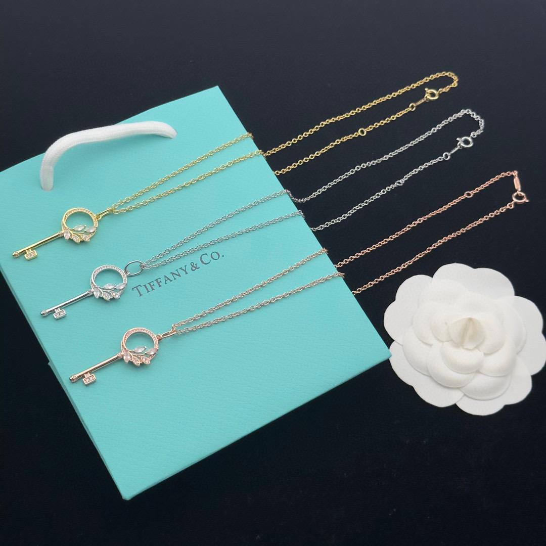 OFFER PRICE 
TIFFANY ✨💥
NECKLACE 
 45 DHS✅
WITH BOX AND PAPER🎁🛍️ BAG💫⭐✨💥

Zain89
♥️♥️♥️