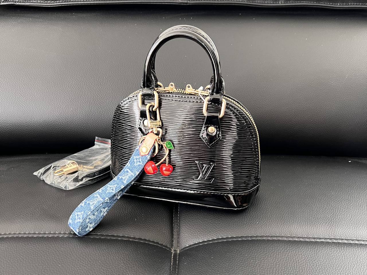 LV
110 dhs✅

With box 
🎁🎁🎁

high quality20cm

Zain26
♥️♥️♥️