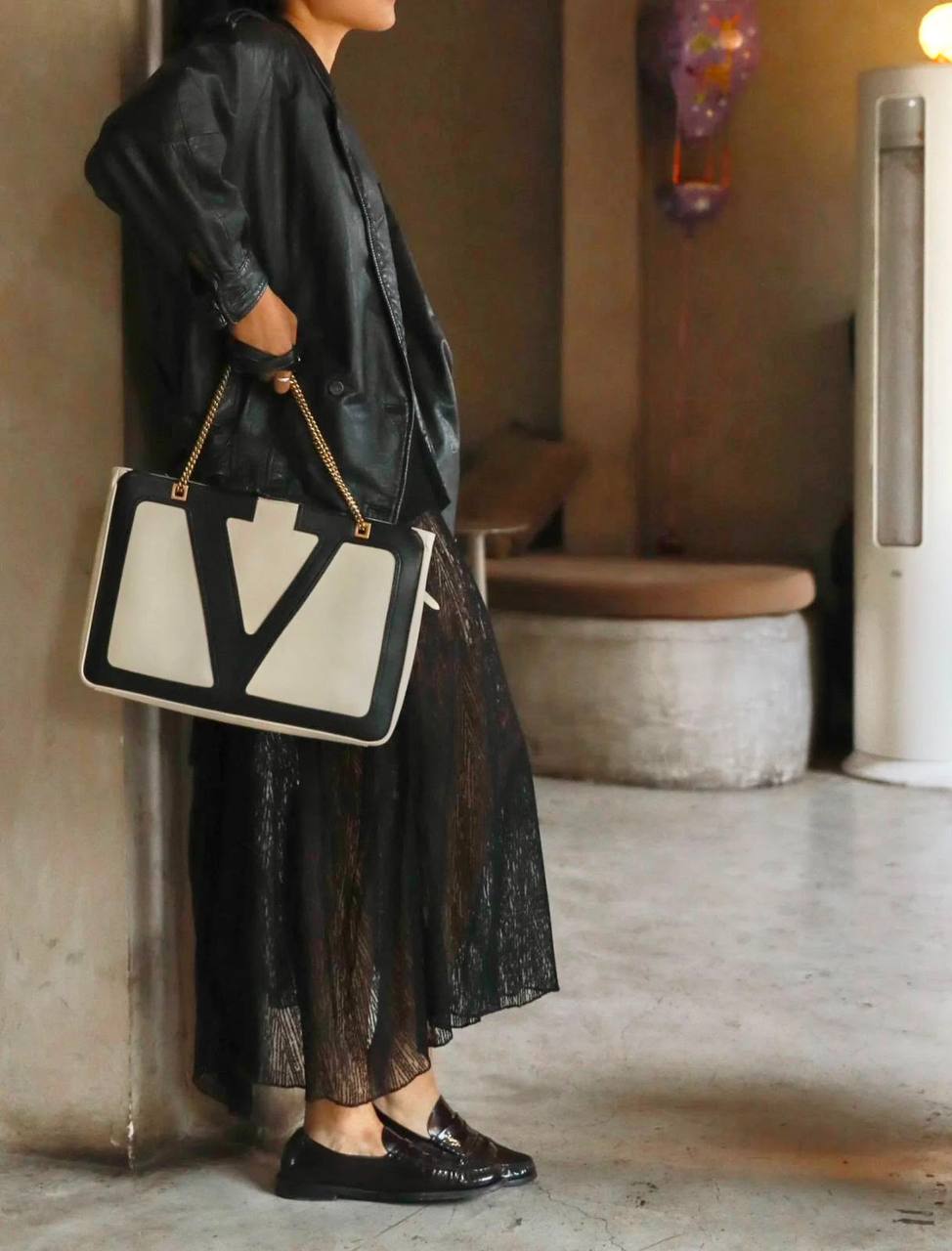 VALENTINO COPY ONE NEW CAME 
190 dhs🇦🇪🇦🇪

Zain295
♥️♥️♥️