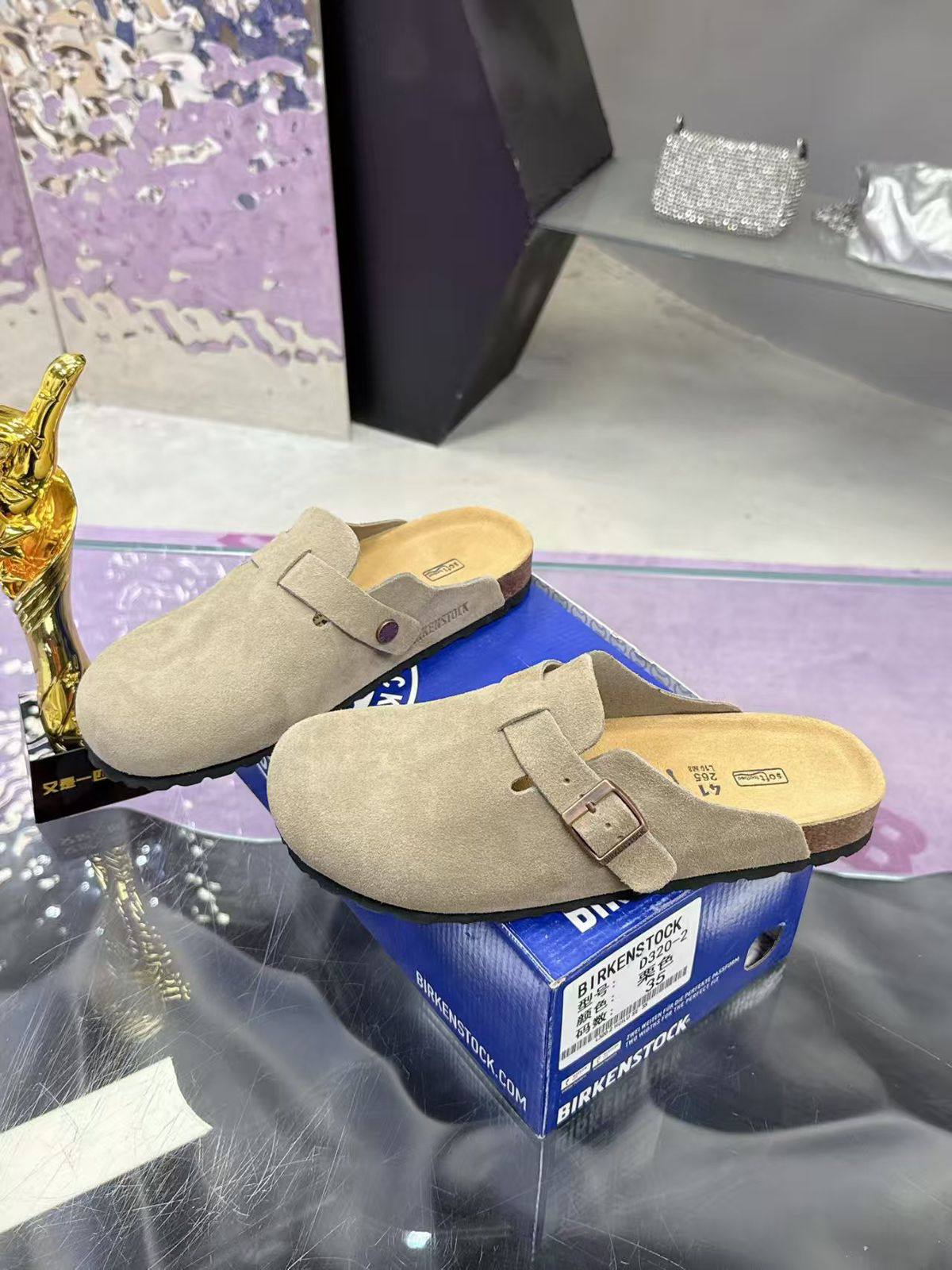 Birkenstock
Size 36-46 
110 dhs❣️

Zain132
♥️♥️♥️