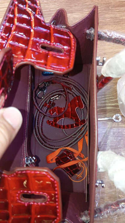 Hermes
Good quality 
with box 
🎁🎁🎁

130 dhs✅

Zain158
♥️♥️♥️
