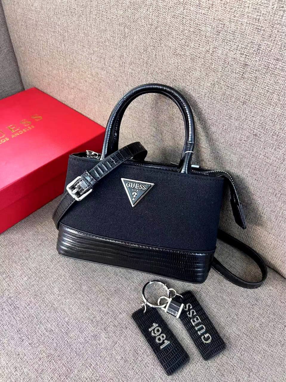 Prada
100 dhs🇦🇪🇦🇪
good-quality with box

Zain35
♥️♥️♥️