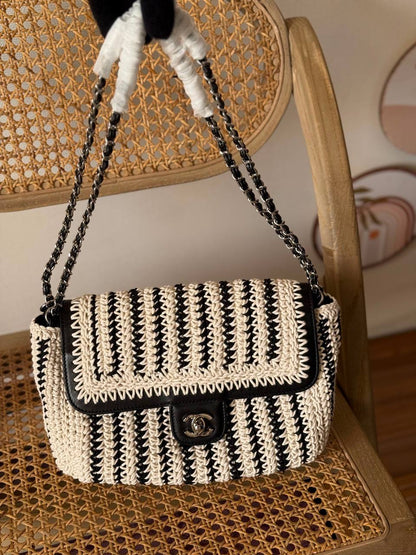 New Collection✨✨✨
CHANEL
25cm
370 dhs🇦🇪🇦🇪
*MASTER QUALITY*
With box🎁

Zain167
♥️♥️♥️