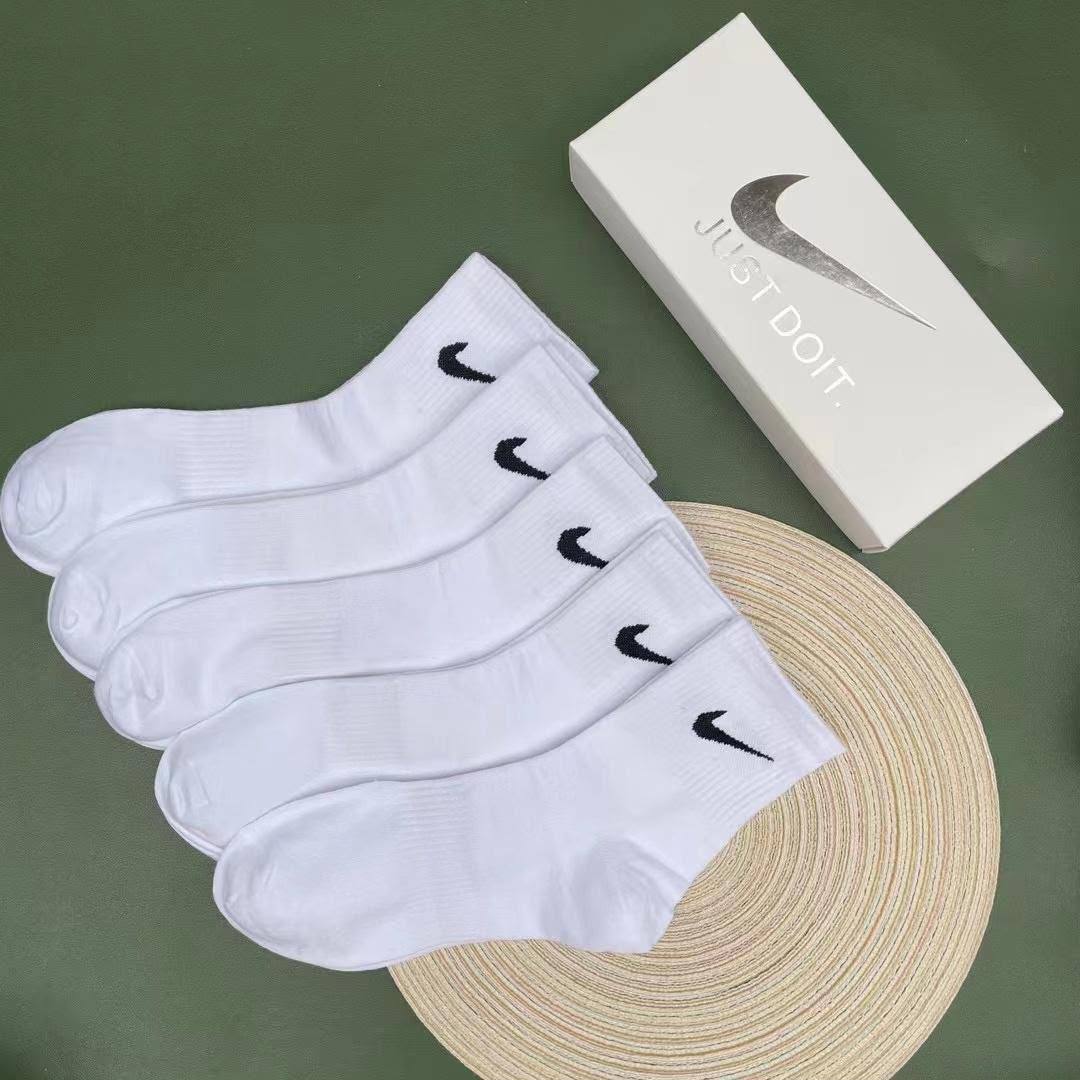 Socks
One box 5 pairs 
35 dhs🇦🇪🇦🇪

Zain138
♥️♥️♥️