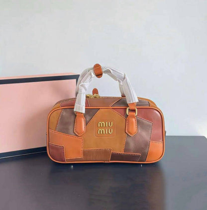 MIU MIU 

COPY ONE NEW CAME 
WITH BOX 
🎁🎁🎁

220 dhs💓
（leather)

Zain39
♥️♥️♥️
