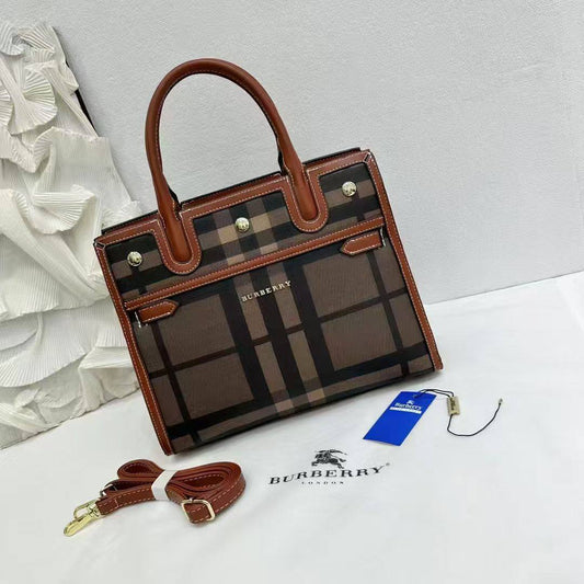 BURBERRY 
GOOD QUALITY 
115 dhs🪙🖤

Zain200
♥️♥️♥️