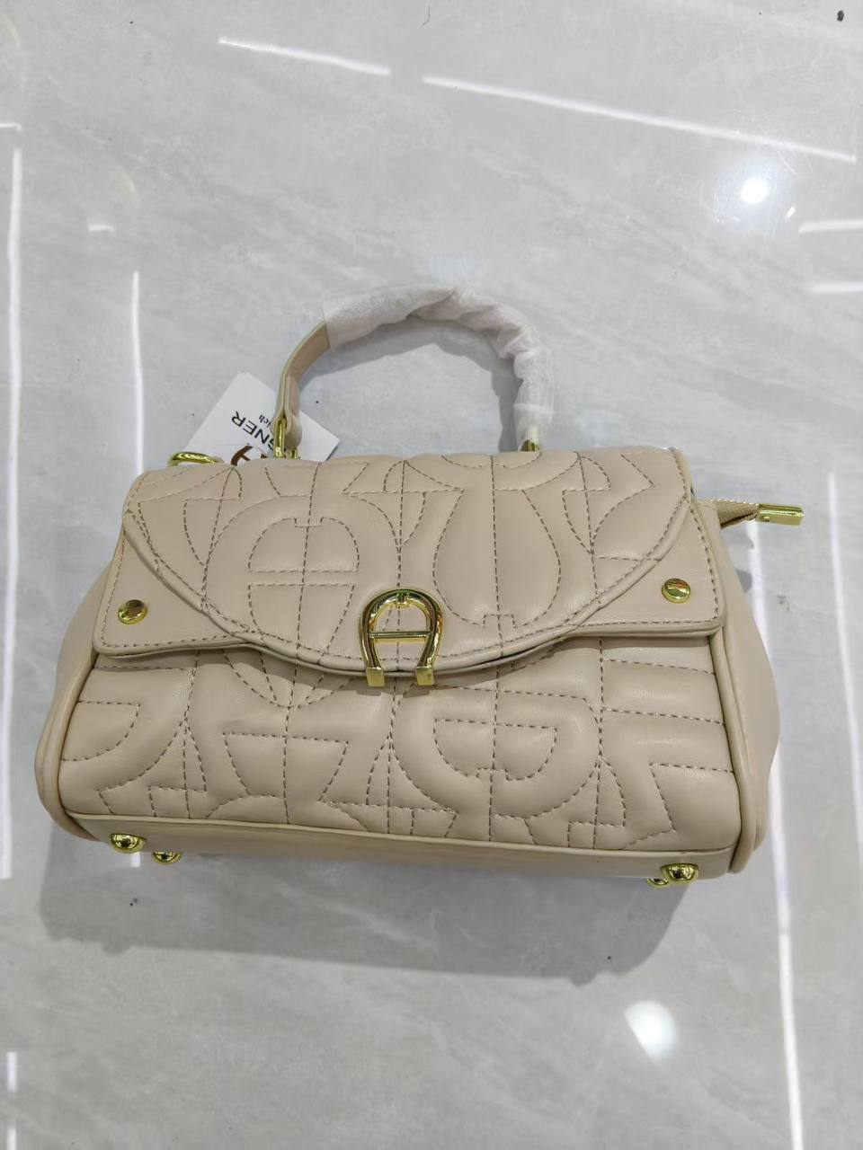 Aigner
95 dhs✅
With box
Size25cm

Zain06
♥️♥️♥️
