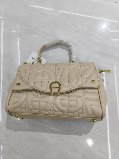 Aigner
95 dhs✅
With box
Size25cm

Zain06
♥️♥️♥️