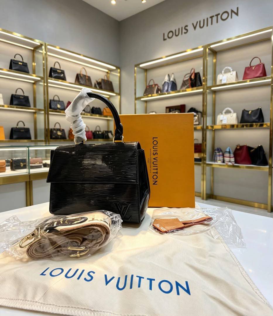 LV
with box
110 dhs✅

Zain07
♥️♥️♥️