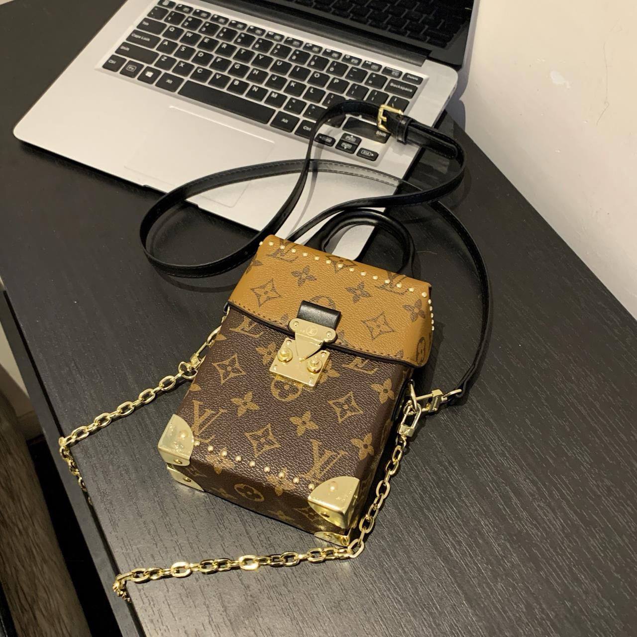 LV
17*12*6 cm
75 dhs✅

Zain17
♥️♥️♥️