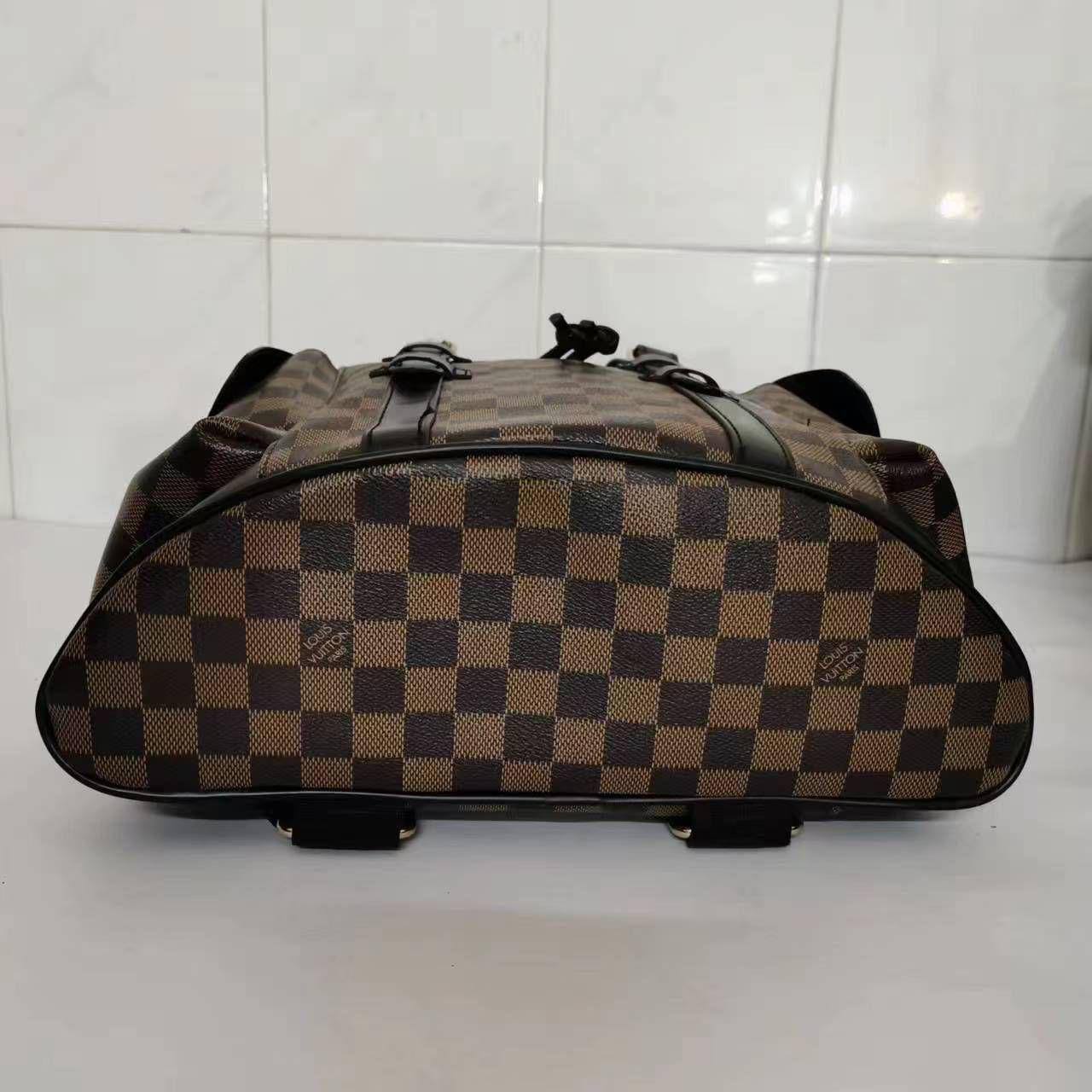 🎒 LV Christophet backpack 
 2️⃣ Second quality 
Size : 48 * 41 * 13 cm
80 dhs❤️

Zain115
♥️♥️♥️