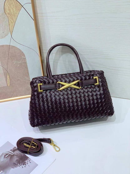 Bottega
95 dhs🪙🌨️
size 27×10×16cm

Zain213
♥️♥️♥️