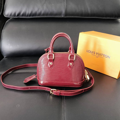 Lv

100 dhs🇦🇪🇦🇪

with box
size 20cm

Zain26
♥️♥️♥️