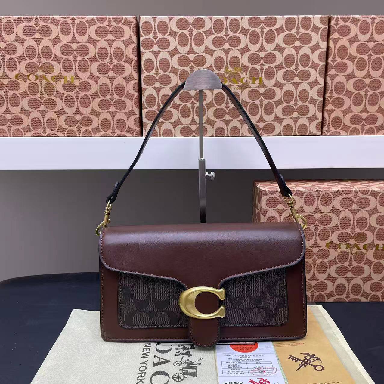 Coach
good Quality 
With box 
🎁🎁🎁

90 dhs✅

Zain117
♥️♥️♥️